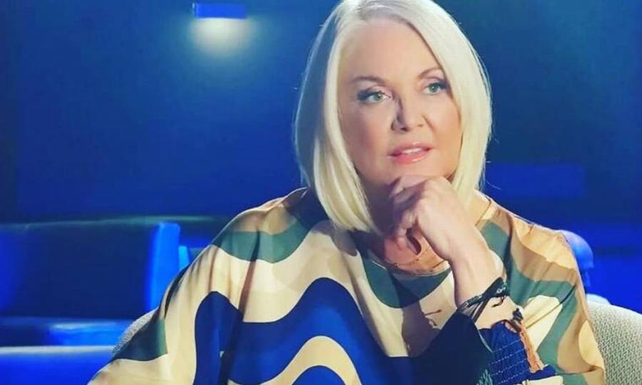 Ραγίζει καρδιές η Ρούλα Κορομηλά: «Από το 2007 δίνω μάχη με ένα θηρίο που ζει μέσα στο σώμα μου»