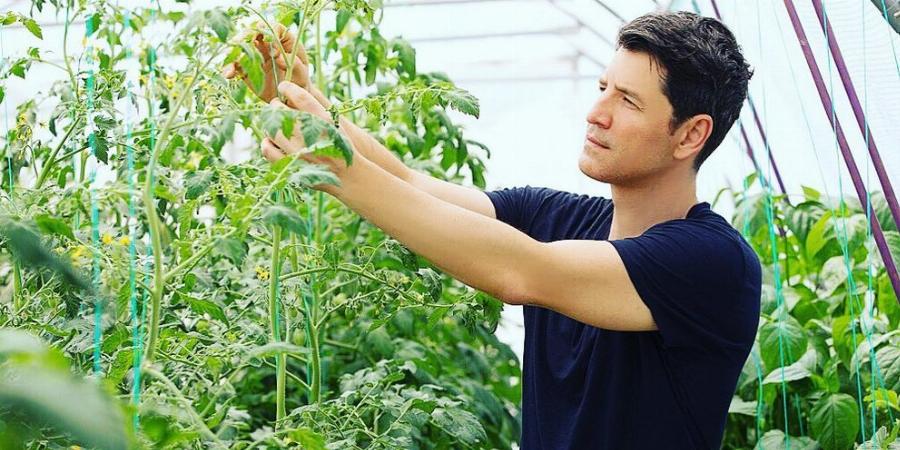 Ο Σάκης Ρουβάς μέσα στη φάρμα του: Mαζεύει αβγά και δείχνει το κοτέτσι που έχει στο σπίτι του