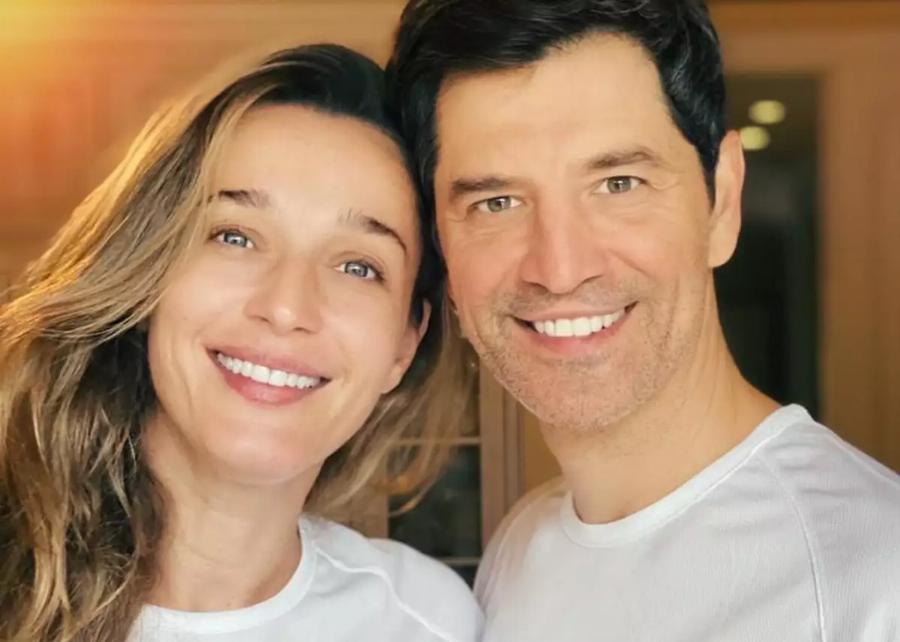 Όλη η οικογένεια μαζί μπροστά από το δέντρο: Η σπάνια φωτογραφία της Κάτιας Ζυγούλη και του Σάκη Ρουβά με τα 4 παιδιά τους και οι ευχές για τα Χριστούγεννα