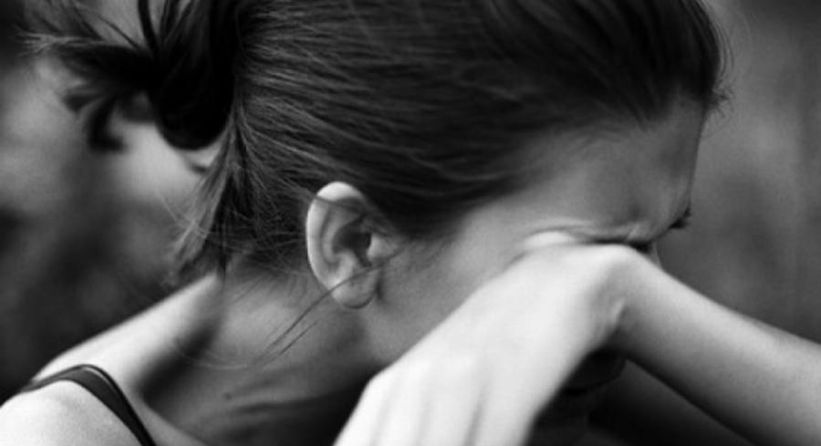 «Κρυώνω μαμά κάνε κάτι»: Χιόνιζε και κοιμόμουν με την κόρη μου στον δρόμο ώσπου μας πήρε σπίτι του ένας άγνωστος