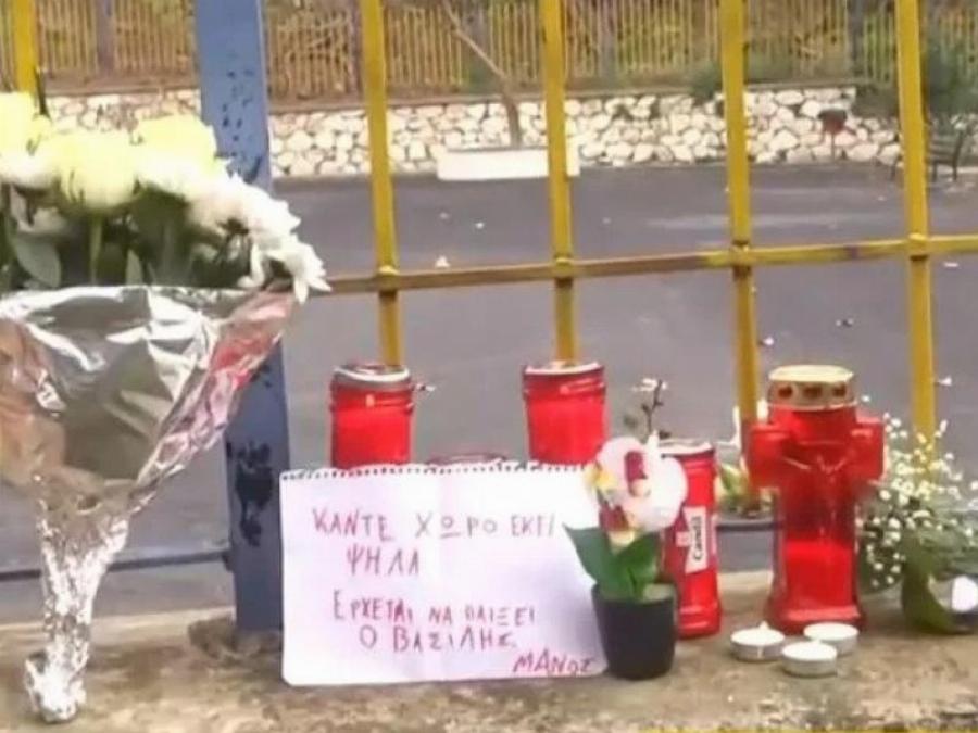 Δάκρυσε και ο Θεός: Κρύφτηκε η εκκλησία από τα στεφάνια στη κηδεία του 11χρονου Βασίλη, τραγικές φιγούρες οι γονείς