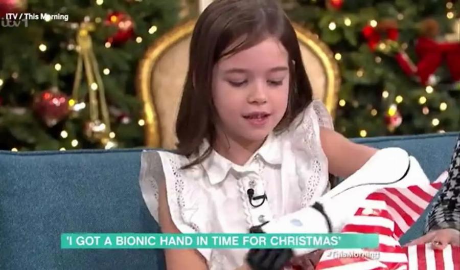 Απόλυτη συγκίνηση στη Βρετανία: 7χρονη με τεχνητό χέρι άνοιξε για πρώτη φορά τα δώρα της τα Χριστούγεννα και έλαμψε από χαρά