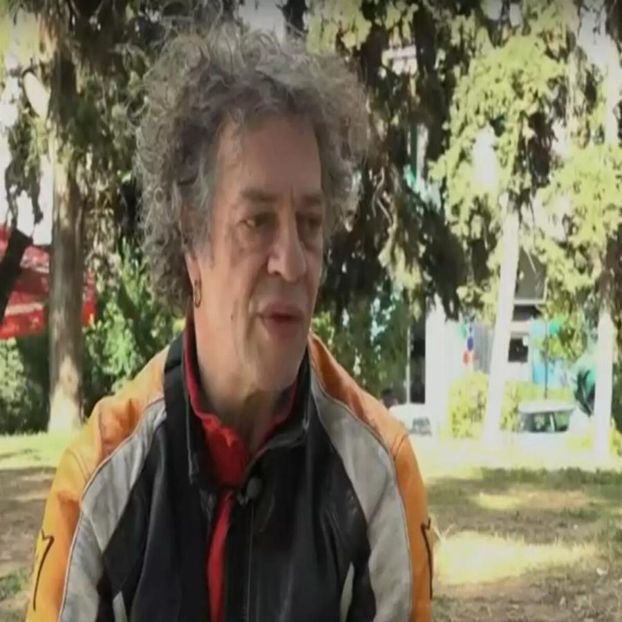 Δεν το αποχωρίζεται ούτε στιγμή: Ποιος είναι ο λόγος που ο Γιάννης Τσορτέκης δεν βγάζει το μπουφάν στις συνεντεύξεις του