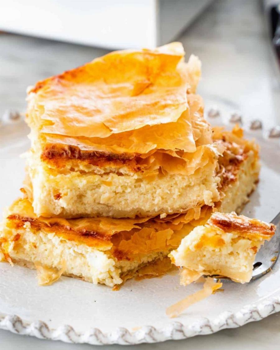 Θα γλείφετε τα δάχτυλά σας: Τυρόπιτα με γέμιση από βουτυράτη κρέμα κεφαλογραβιέρας και φέτας, με κόστος μόλις 12€