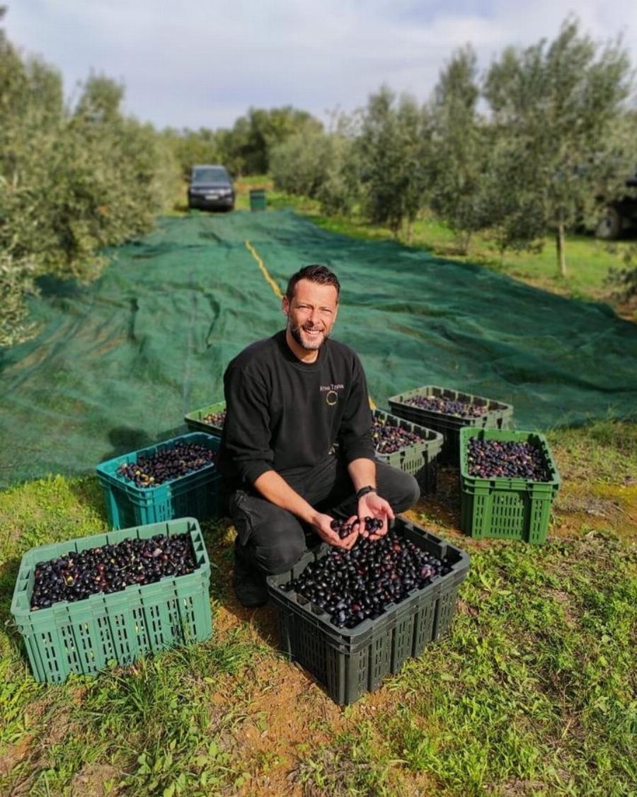 Τα άφησε όλα πίσω του και έγινε αγρότης: Ο Αλέξανδρος Τζόρβας με το που «κρέμασε» τα παπούτσια του έφτιαξε ένα επίγειο παράδεισο στη Λακωνία