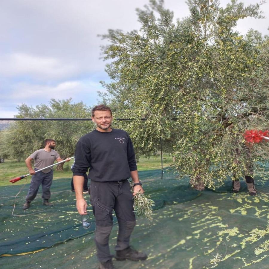 Τα άφησε όλα πίσω του και έγινε αγρότης: Ο Αλέξανδρος Τζόρβας με το που «κρέμασε» τα παπούτσια του έφτιαξε ένα επίγειο παράδεισο στη Λακωνία