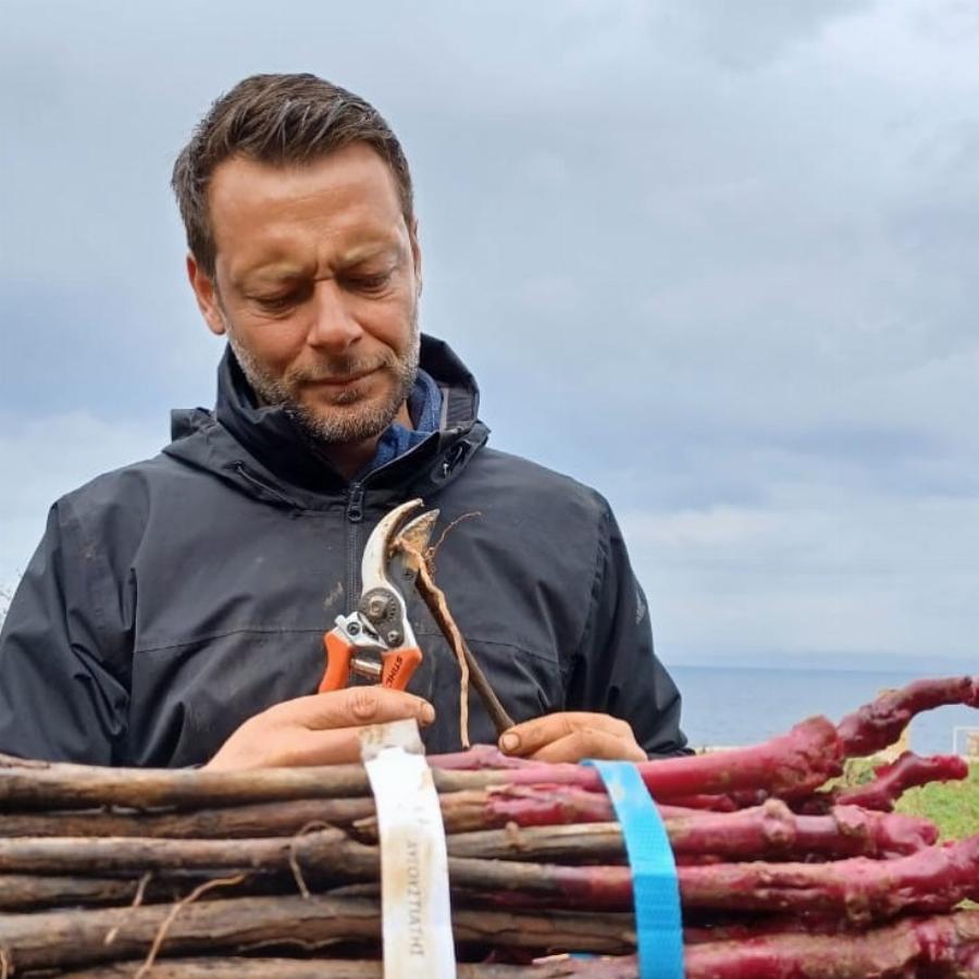 Τα άφησε όλα πίσω του και έγινε αγρότης: Ο Αλέξανδρος Τζόρβας με το που «κρέμασε» τα παπούτσια του έφτιαξε ένα επίγειο παράδεισο στη Λακωνία
