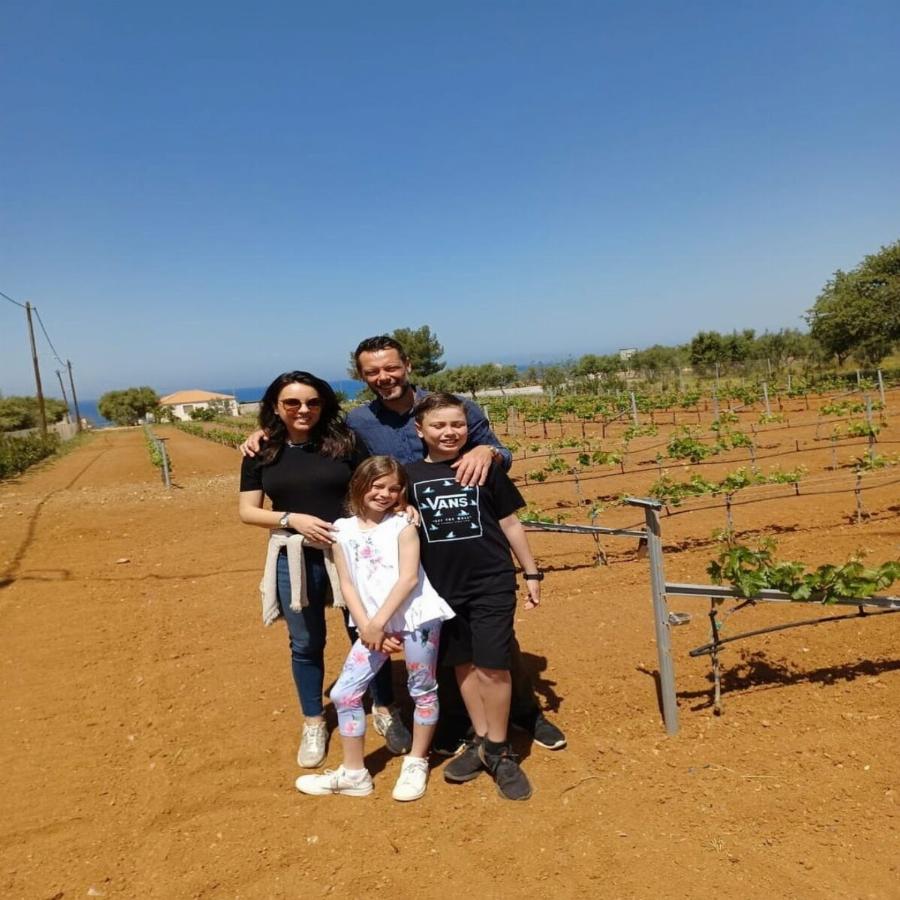 Τα άφησε όλα πίσω του και έγινε αγρότης: Ο Αλέξανδρος Τζόρβας με το που «κρέμασε» τα παπούτσια του έφτιαξε ένα επίγειο παράδεισο στη Λακωνία