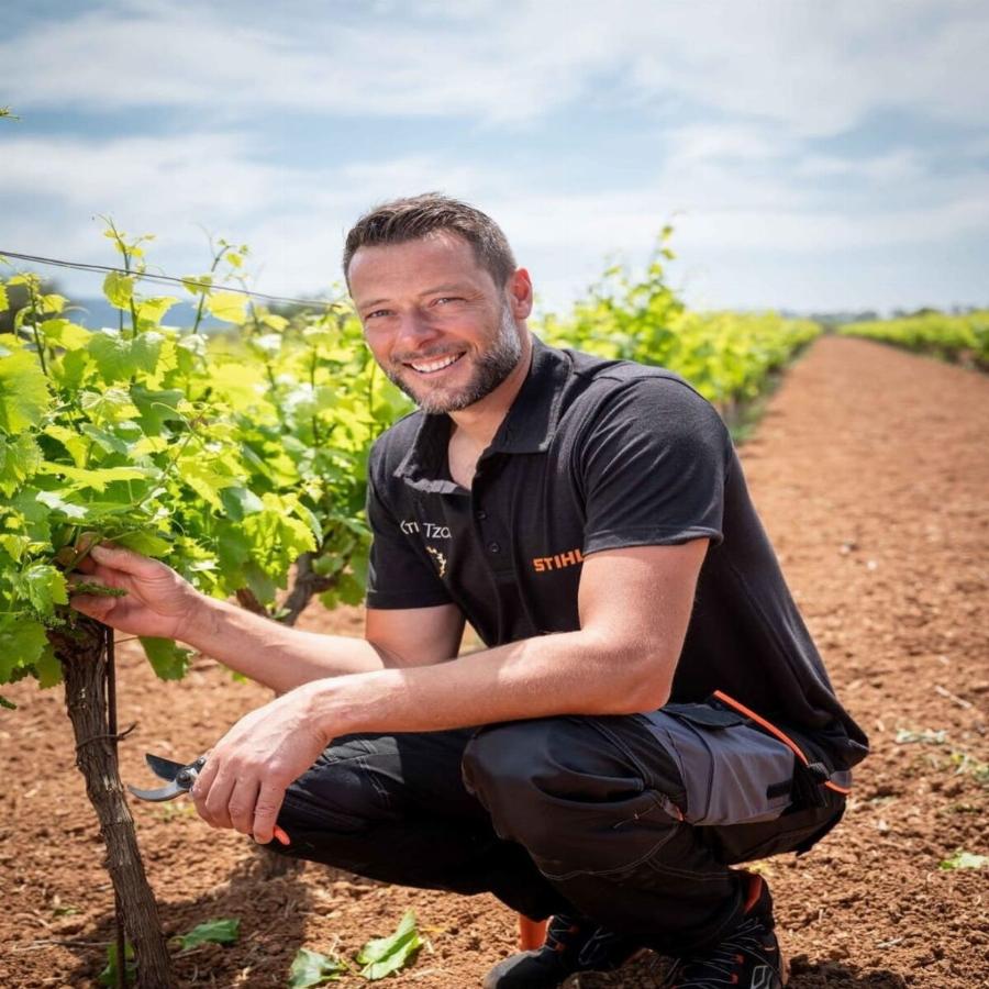 Τα άφησε όλα πίσω του και έγινε αγρότης: Ο Αλέξανδρος Τζόρβας με το που «κρέμασε» τα παπούτσια του έφτιαξε ένα επίγειο παράδεισο στη Λακωνία