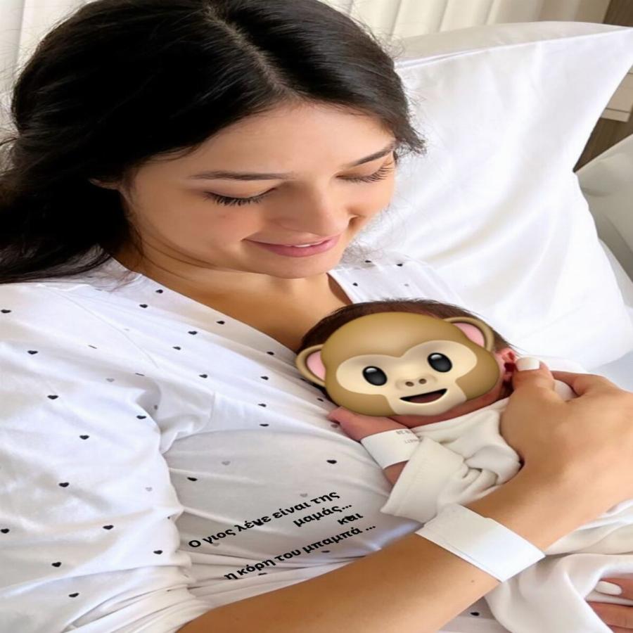 Σαν δύο σταγόνες νερό: Η τεράστια ομοιότητα του  Άκη Πετρετζίκη με την κόρη του και το χαρακτηριστικό στο πρόσωπο που είναι ίδιο