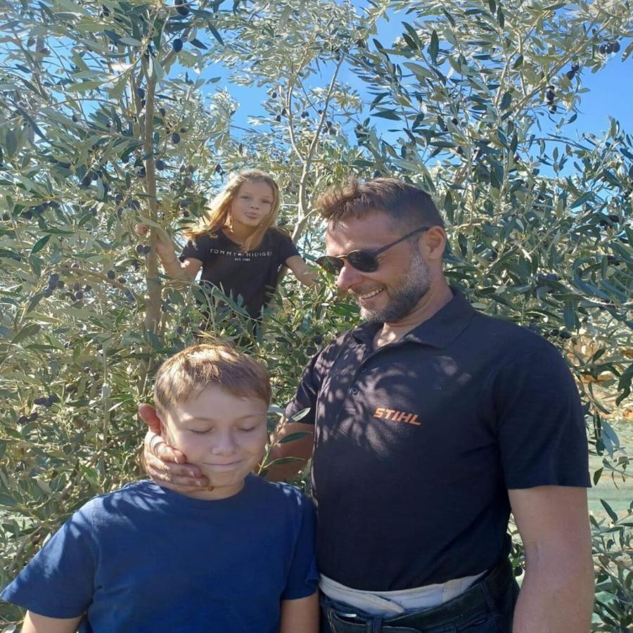 Τα άφησε όλα πίσω του και έγινε αγρότης: Ο Αλέξανδρος Τζόρβας με το που «κρέμασε» τα παπούτσια του έφτιαξε ένα επίγειο παράδεισο στη Λακωνία