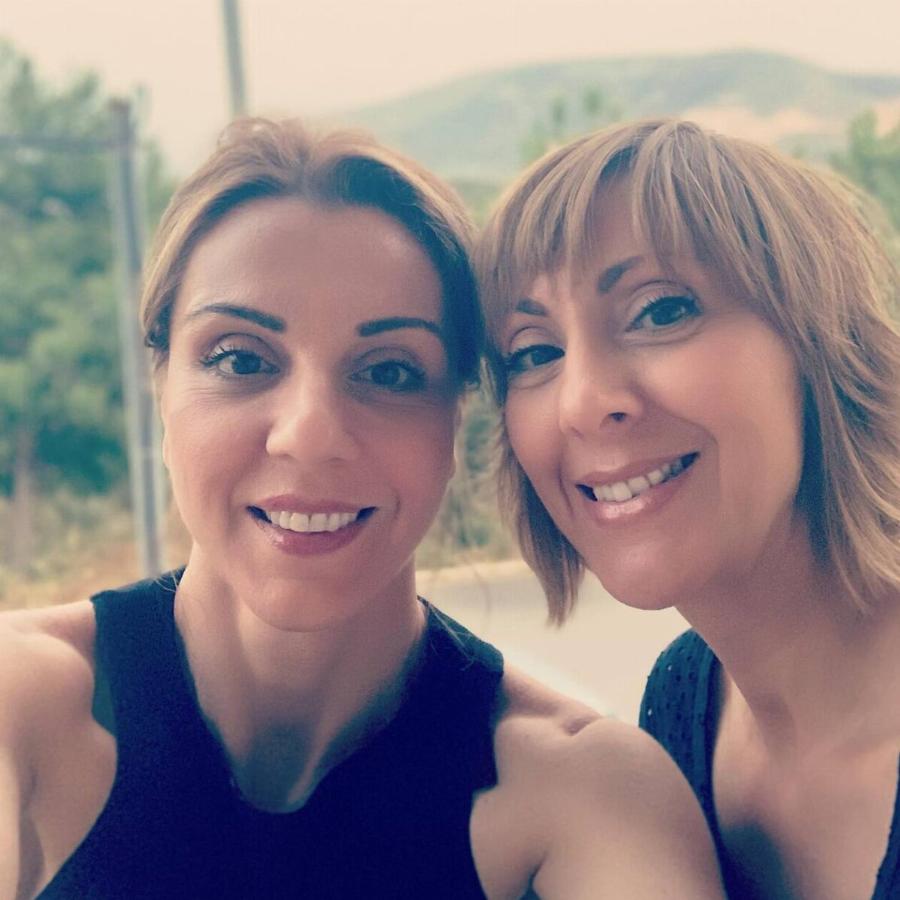 Μοιάζουν σαν δύο σταγόνες νερό: Η αδελφή της Ματίνας Νικολάου και οι άγνωστες πληροφορίες για τη ζωή της «Βάνιας»