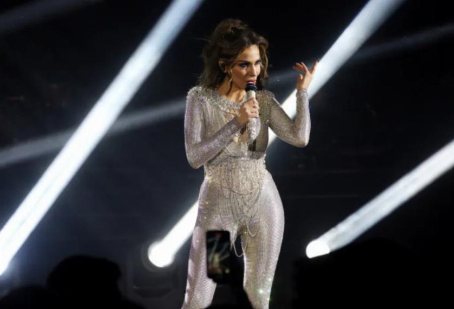 Δεν μπορεί να κρύψει τον έρωτα της η Δέσποινα Βανδή: Αφιέρωσε τραγούδι στον Μπισμπίκη, τον άρπαξε και τον φίλησε