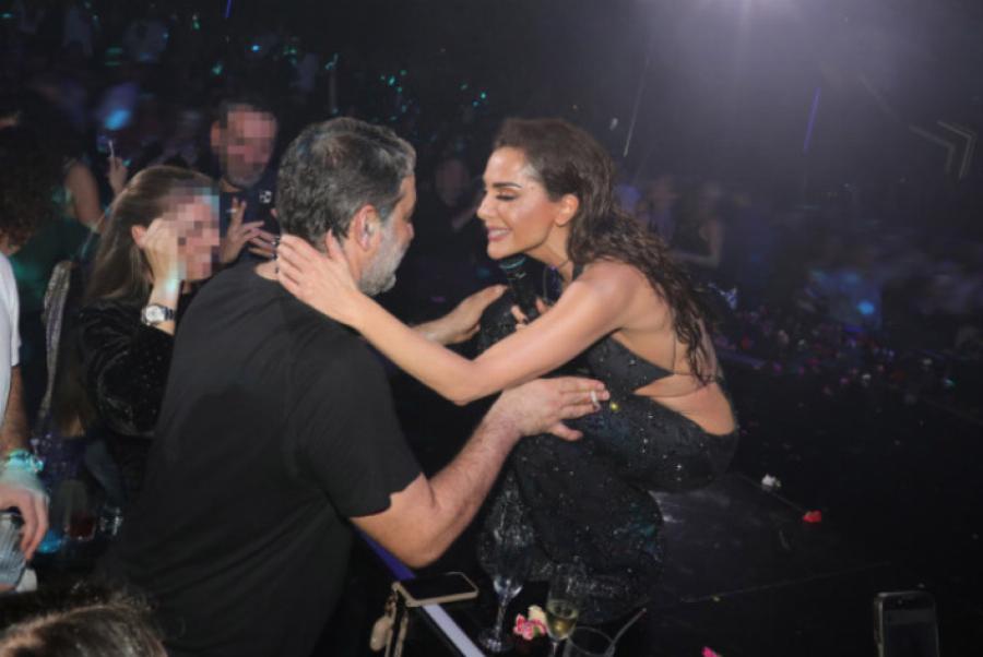 Δεν κρατιούνται: Τα δημόσια φιλιά της Δέσποινας Βανδή με τον Βασίλη Μπισμπίκη πάνω στη πίστα