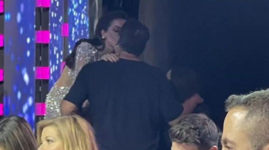 Δεν κρατιούνται: Τα δημόσια φιλιά της Δέσποινας Βανδή με τον Βασίλη Μπισμπίκη πάνω στη πίστα