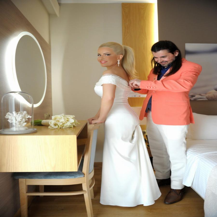 Παραμυθένια νυφικά και χλιδάτες δεξιώσεις: Οι 25 γάμοι διάσημων Ελλήνων που έγιναν πρωτοσέλιδα το 2022