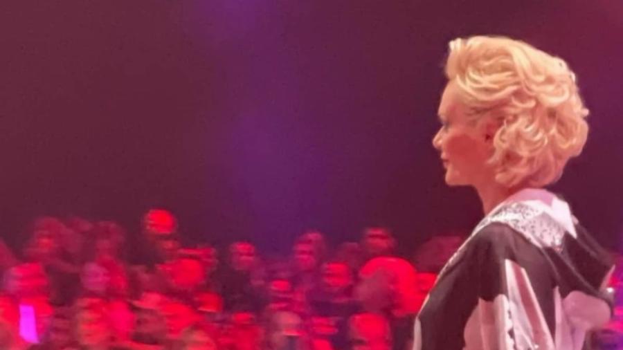 Λίγο έλειψε για να «φάει»… τούμπα: Η Έλενα Χριστοπούλου παραπάτησε, ενώ έκανε πασαρέλα και ξέσπασαν σε γέλια στο «Πρωινό μας»