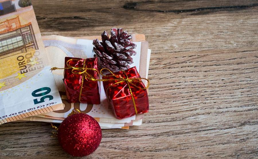 Σήμερα μπαίνουν λεφτά στους λογαριασμούς: Αυτοί είναι οι δικαιούχοι που παίρνουν το Χριστουγεννιάτικο δώρο