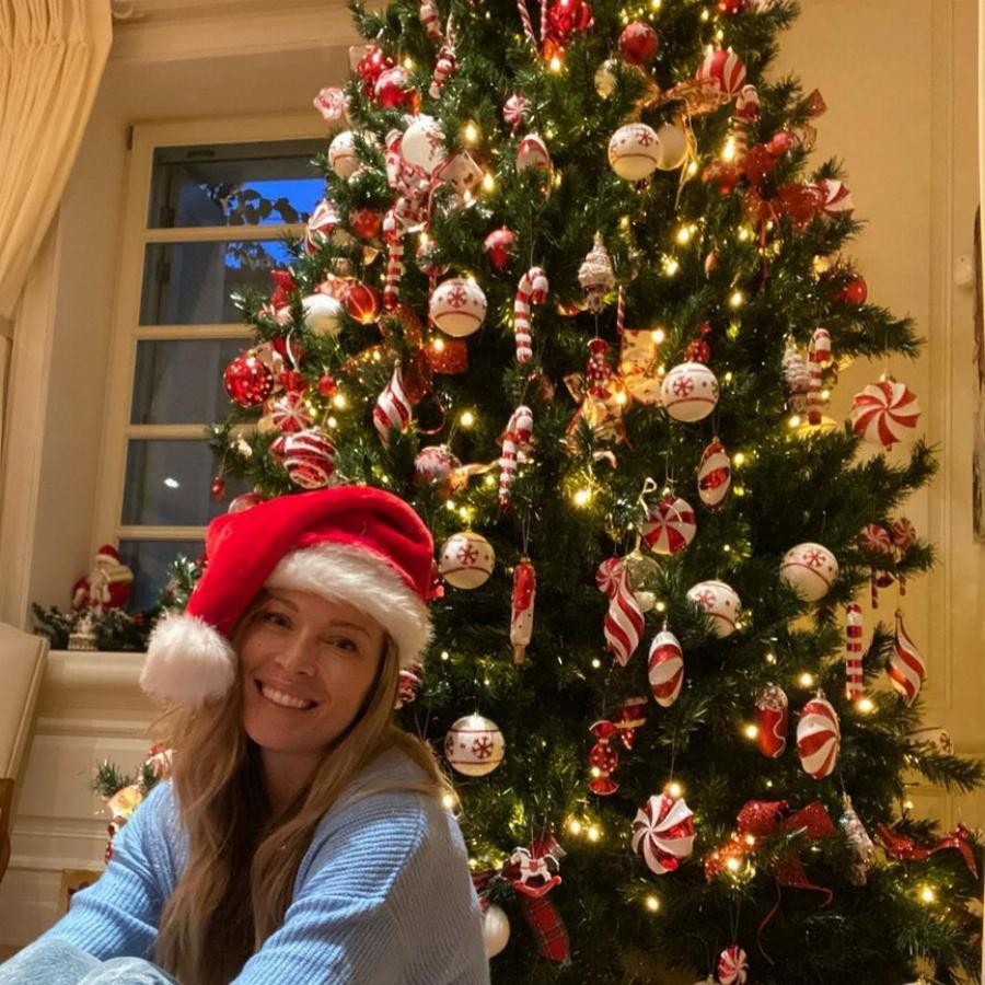 Λες και βγήκε από παραμύθι: Το θεόρατο Χριστουγεννιάτικο δέντρο που στόλισε η Μαριέττα Χρουσαλά στην έπαυλη της