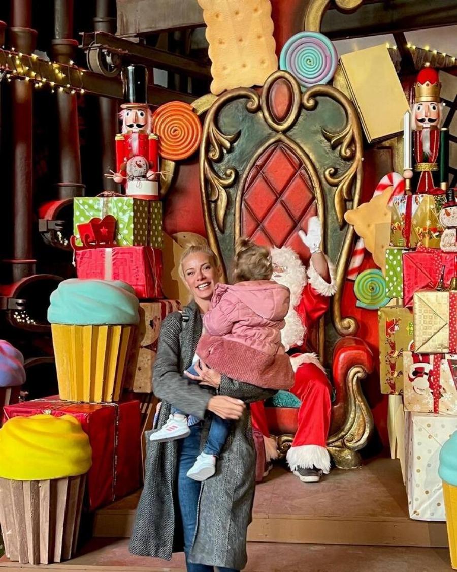 Σε χριστουγεννιάτικη διάθεση η Ζέτα Μακρυπούλια: Καλοσώρισε τον Δεκέμβριο με τον ωραιότερο τρόπο