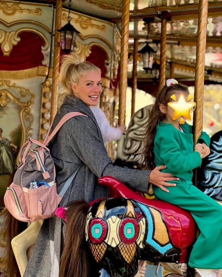 Σε χριστουγεννιάτικη διάθεση η Ζέτα Μακρυπούλια: Καλοσώρισε τον Δεκέμβριο με τον ωραιότερο τρόπο