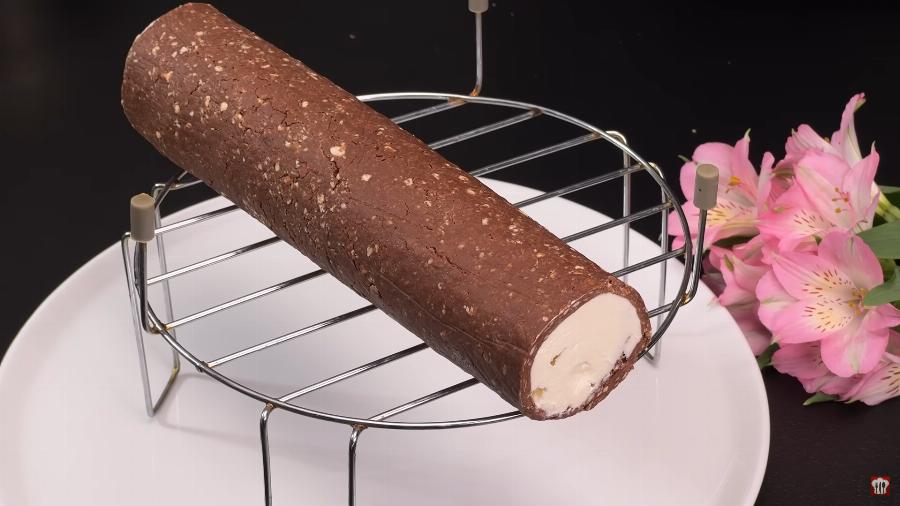 Ιδανικό για την λιγούρα: Μπανανογλυκό ψυγείου με επικάλυψη σοκολάτας και κρέμα τυριού έτοιμο σε 10 λεπτά