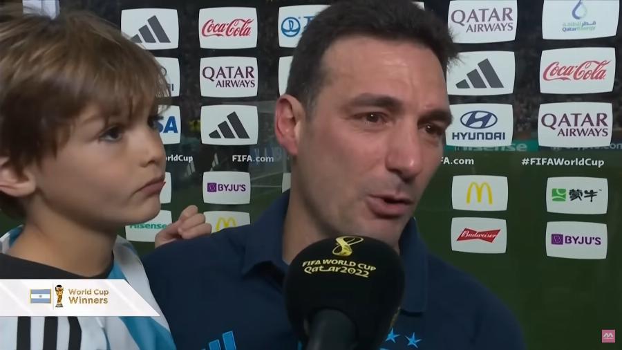 Λύγισε ο Σκαλόνι με τον γιο του αγκαλιά: «Το αφιερώνω στον πατέρα μου, ελπίζω να με βλέπει»