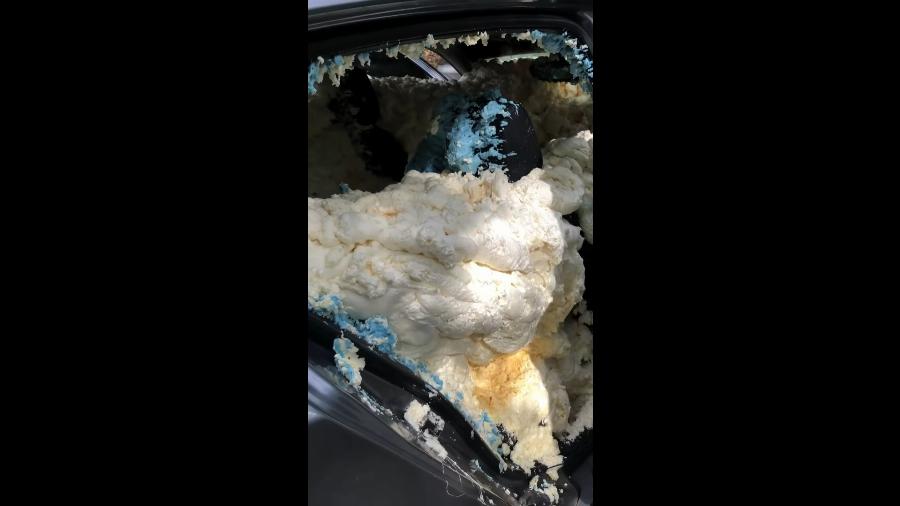 Το πλήρωσε ακριβά: Εργοδότης άφησε απλήρωτους τους υπαλλήλους του για τις γιορτές και γέμισαν το αμάξι του με αφρό πολυουρεθάνης