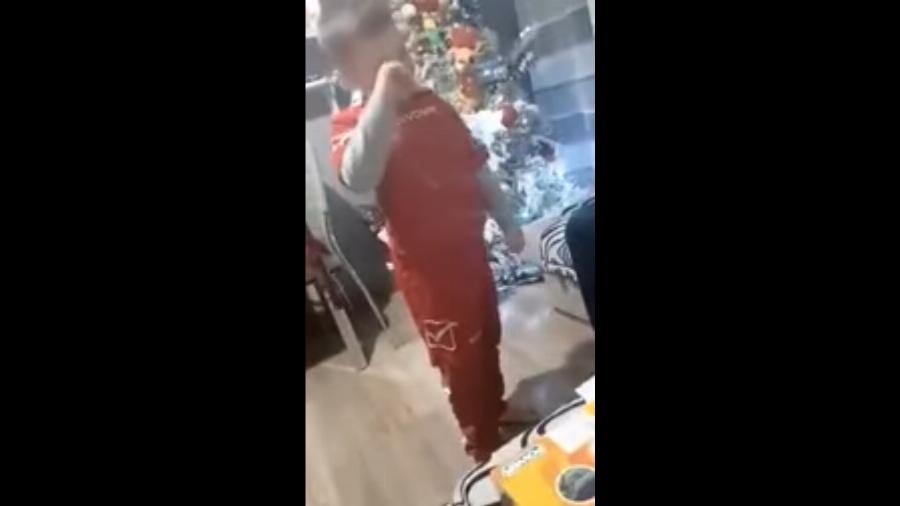 Συγκινήθηκε ο μικρός μπόμπιρας: Η εισβολή του Άγιου Βασίλη στο σπίτι του μικρού Θάνου ο οποίος βούρκωσε από ευτυχία