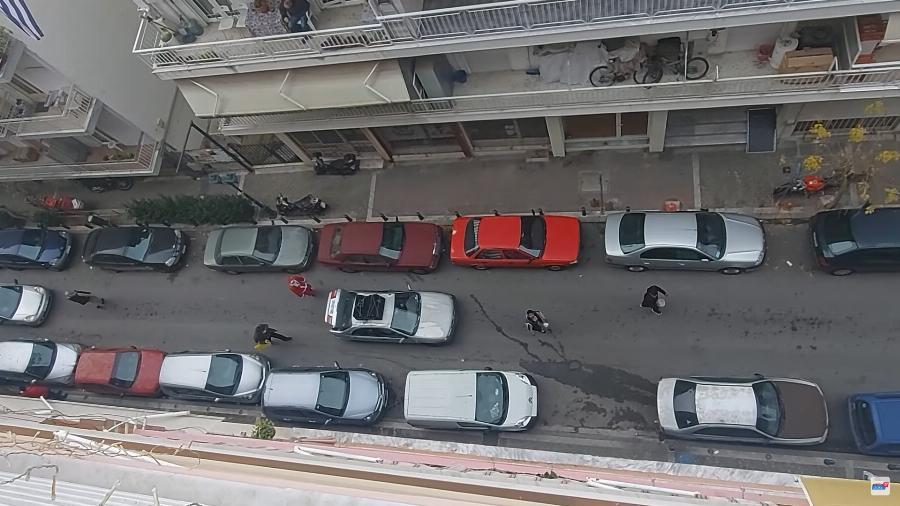 Θεσσαλονίκη: Ρομά λένε τα κάλαντα από ηχείο αυτοκινήτου και οι περαστικοί μένουν άφωνοι