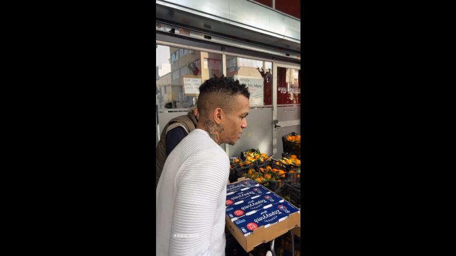 Δίπλα στον συνάνθρωπο: Συγκίνησαν Light, Thug Slime και τα μέλη της Capital έδωσαν ένα φορτηγό τρόφιμα στον «Άλλον Άνθρωπο»