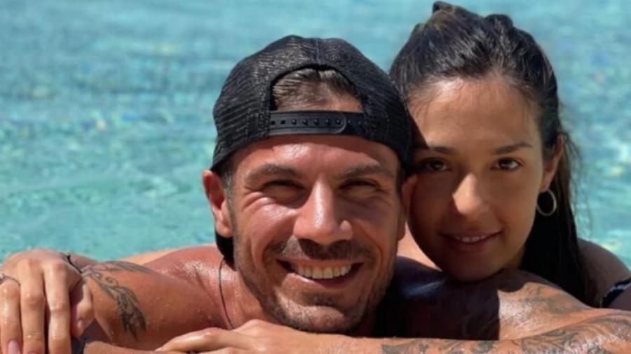 Άλλο ήθελε να δείξει άλλο φάνηκε: O Άκης Πετρετζίκης μας έδειξε κατά λάθος για πρώτη φορά την κόρη του