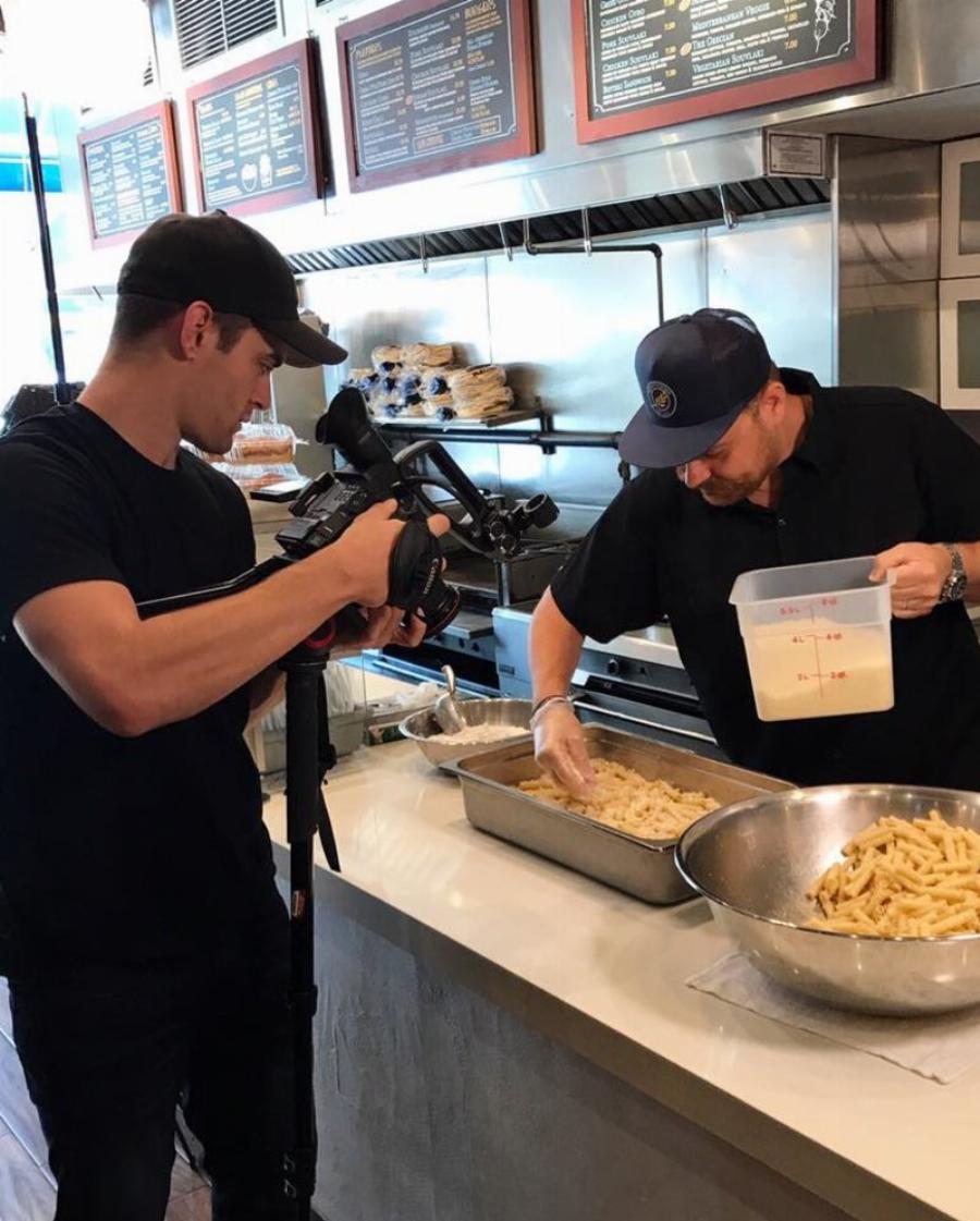 Παραμιλούν οι Αμερικάνοι με το παστίτσιο της Ελληνίδας μάνας: Ο Έλληνας σεφ και η ιστορία της επιτυχίας του