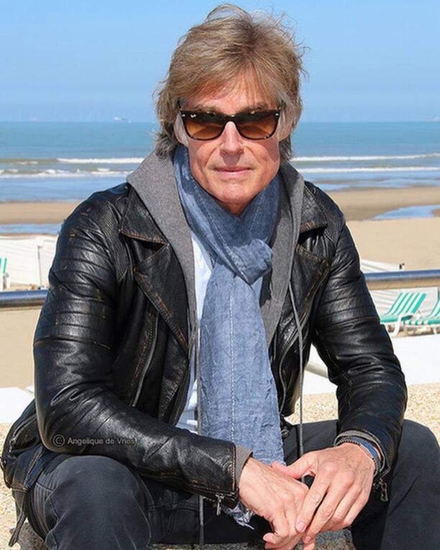 Μεγαλώνει ειρηνικά και χωρίς καμία πλαστική: Έτσι είναι σήμερα, στα 70 του, ο λατρεμένος Ριτζ του «Τόλμη και Γοητεία»