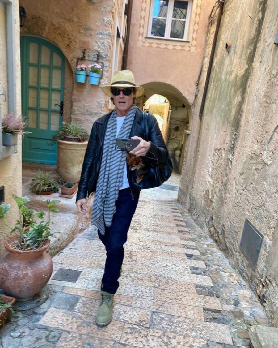 Μεγαλώνει ειρηνικά και χωρίς καμία πλαστική: Έτσι είναι σήμερα, στα 70 του, ο λατρεμένος Ριτζ του «Τόλμη και Γοητεία»