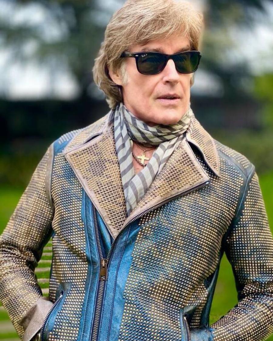 Μεγαλώνει ειρηνικά και χωρίς καμία πλαστική: Έτσι είναι σήμερα, στα 70 του, ο λατρεμένος Ριτζ του «Τόλμη και Γοητεία»