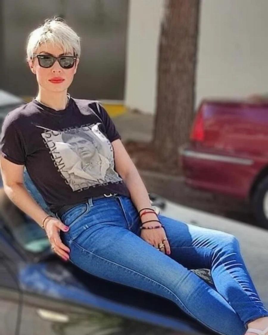 H «Γυναίκα με τα μαύρα» αποκαλύπτεται: Η καταγωγή, οι σπουδές, η δουλειά στο δημόσιο, τα 2 διαζύγια και το πραγματικό όνομα