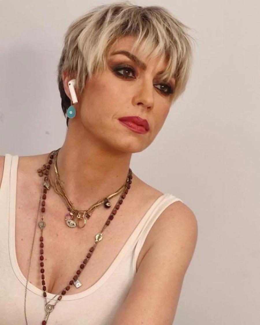 H «Γυναίκα με τα μαύρα» αποκαλύπτεται: Η καταγωγή, οι σπουδές, η δουλειά στο δημόσιο, τα 2 διαζύγια και το πραγματικό όνομα