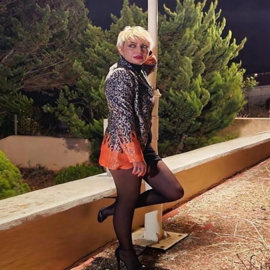 H «Γυναίκα με τα μαύρα» αποκαλύπτεται: Η καταγωγή, οι σπουδές, η δουλειά στο δημόσιο, τα 2 διαζύγια και το πραγματικό όνομα