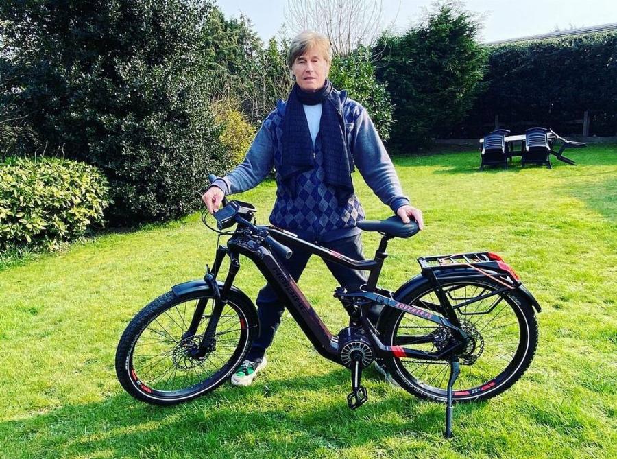 Μεγαλώνει ειρηνικά και χωρίς καμία πλαστική: Έτσι είναι σήμερα, στα 70 του, ο λατρεμένος Ριτζ του «Τόλμη και Γοητεία»