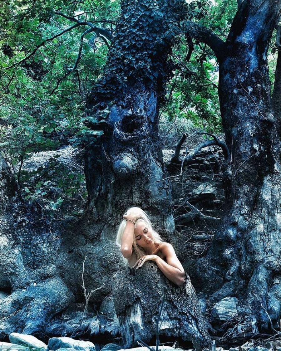 Ξετυλίχθηκε το κουβάρι: Η «κόρη της Μενεγάκη» αποκαλύφθηκε, είναι αεροσυνοδός και πρώην του αδελφού της, Θοδωρή Μισόκαλου