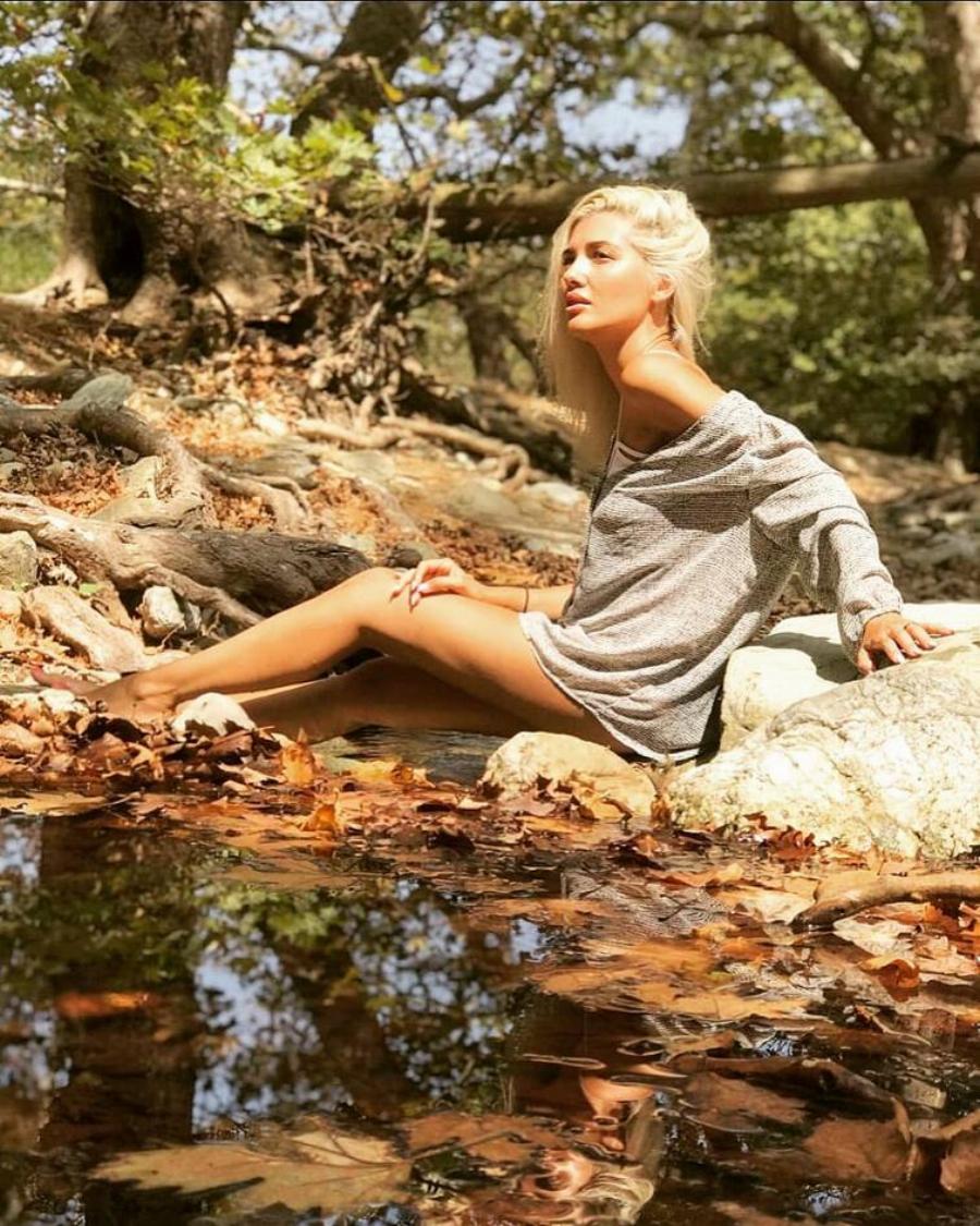 Ξετυλίχθηκε το κουβάρι: Η «κόρη της Μενεγάκη» αποκαλύφθηκε, είναι αεροσυνοδός και πρώην του αδελφού της, Θοδωρή Μισόκαλου