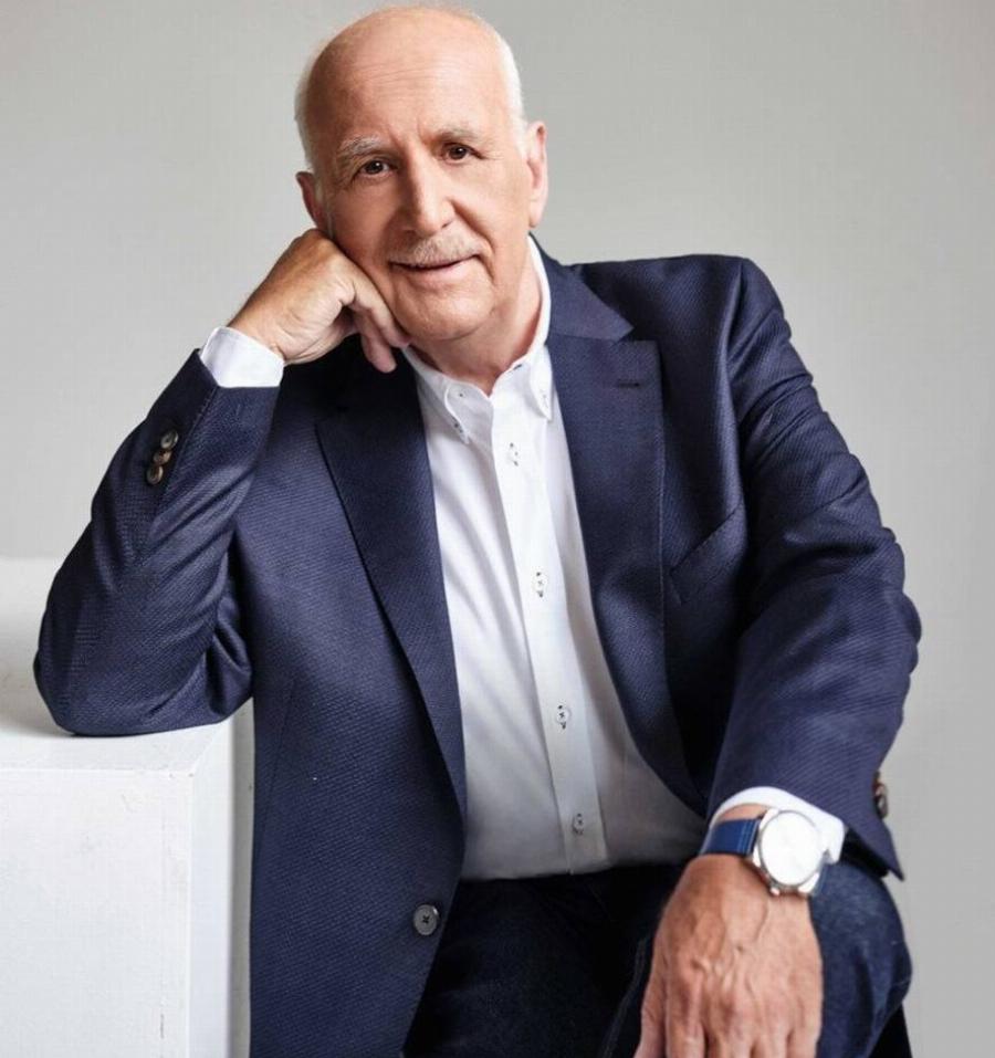 Πέρασε απαρατήρητος ο Γιώργος Παπαδάκης: Διέρρευσε 23 χρόνια μετά η σκηνή στο «Κων/νου και Ελένης» που έπαιζε ο δημοσιογράφος