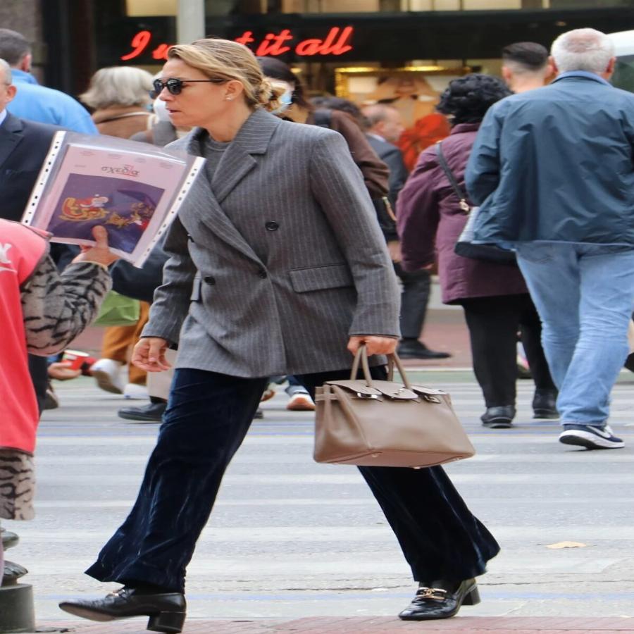 Σούσουρο με την Βίκυ Καγιά: Όλοι κοιτούσαν την εμφάνιση της, αποθεώθηκε το σακάκι και τα παπούτσια της