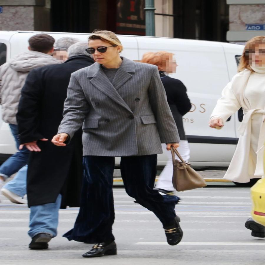 Σούσουρο με την Βίκυ Καγιά: Όλοι κοιτούσαν την εμφάνιση της, αποθεώθηκε το σακάκι και τα παπούτσια της