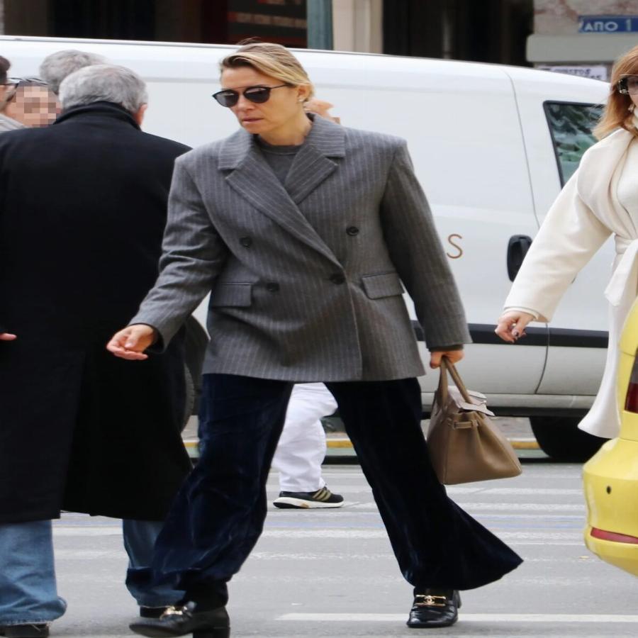 Σούσουρο με την Βίκυ Καγιά: Όλοι κοιτούσαν την εμφάνιση της, αποθεώθηκε το σακάκι και τα παπούτσια της