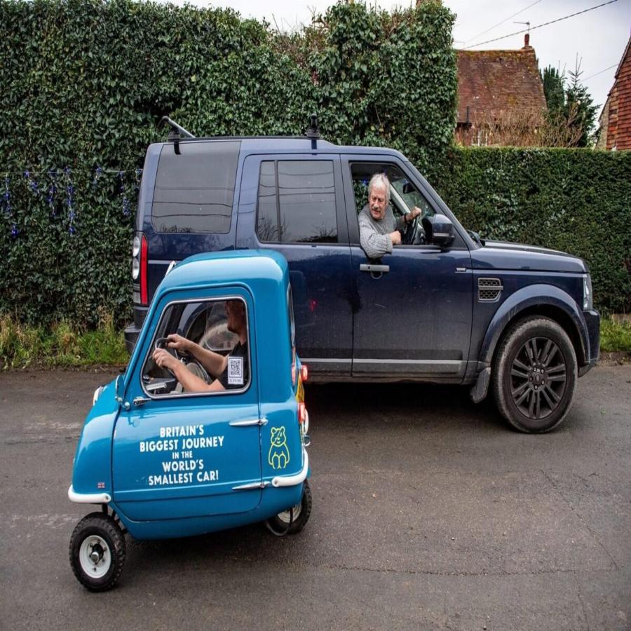 Μικροσκοπικό αμάξι: «Με κοροϊδεύουν για το αμάξι μου αλλά όταν λέω με πόσα χρήματα φουλάρω θέλουν όλοι να το αγοράσουν»