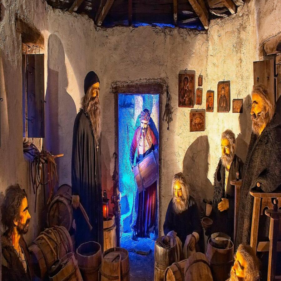 Δυστυχώς λίγοι τον γνωρίζουν: Ο Έλληνας καλλιτέχνης όπου τα χέρια του έφτιαξαν την ελληνική ιστορία σε κέρινα ομοιώματα