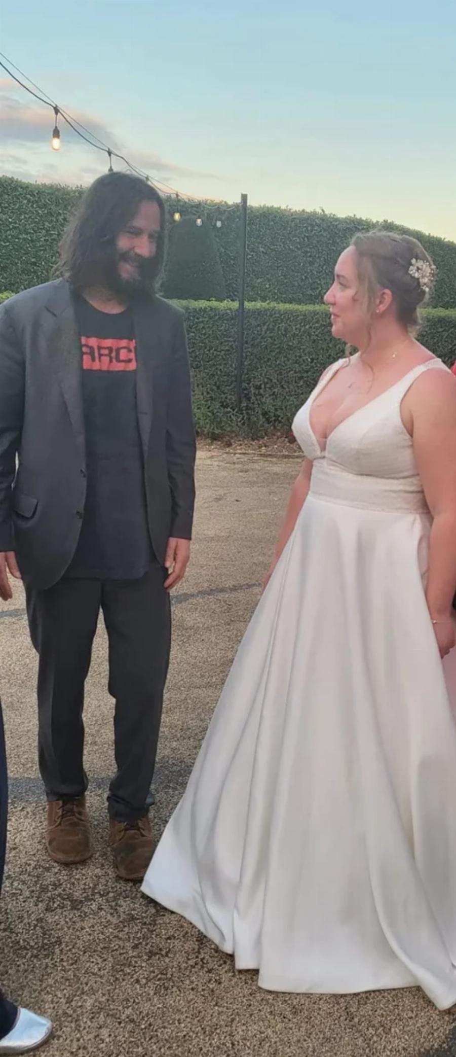 Τεράστιος Κιανού Ριβς: Άγνωστοι προσκάλεσαν τον ηθοποιό στον γάμο τους κι εκείνος πήγε και στο γλέντι