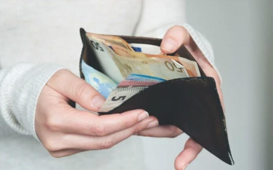 Συγκίνηση στο Ναύπλιο: Γυναίκα αστυνομικού βρήκε και παρέδωσε πορτοφόλι με 2.000 ευρώ σε φτωχή γιαγιά